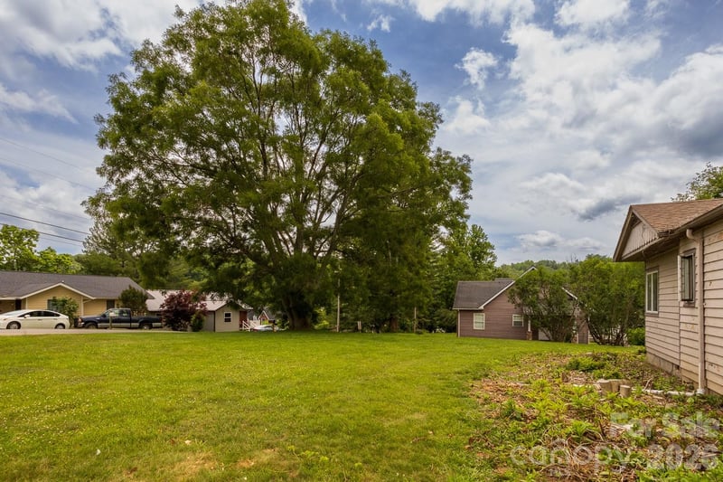 115 Church St, Burnsville, NC 28714
