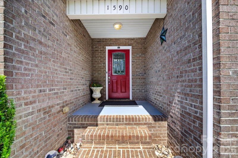 1590 Mayfair Dr, Conover, NC 28613