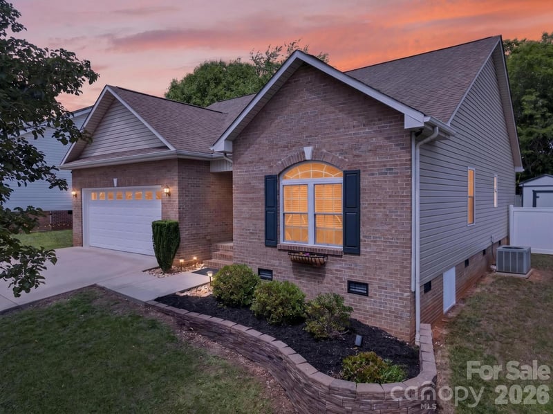 1590 Mayfair Dr, Conover, NC 28613