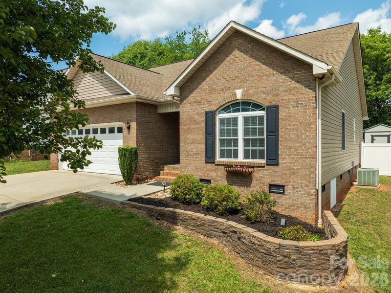 1590 Mayfair Dr, Conover, NC 28613
