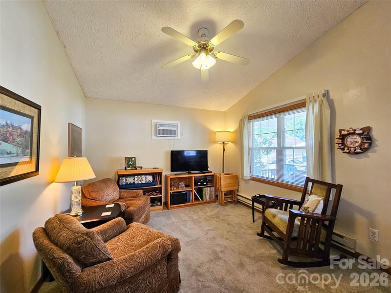 68 Strollers Ln, Waynesville, NC 28786
