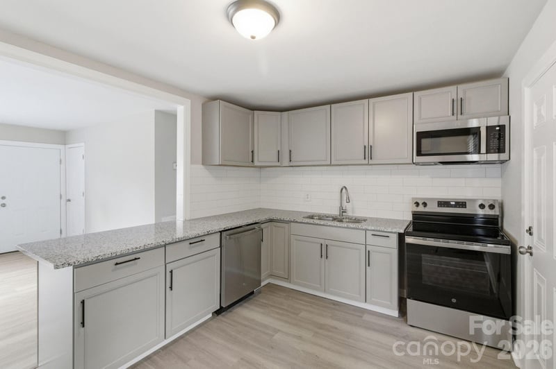 2725 Thornton Rd, Charlotte, NC 28208