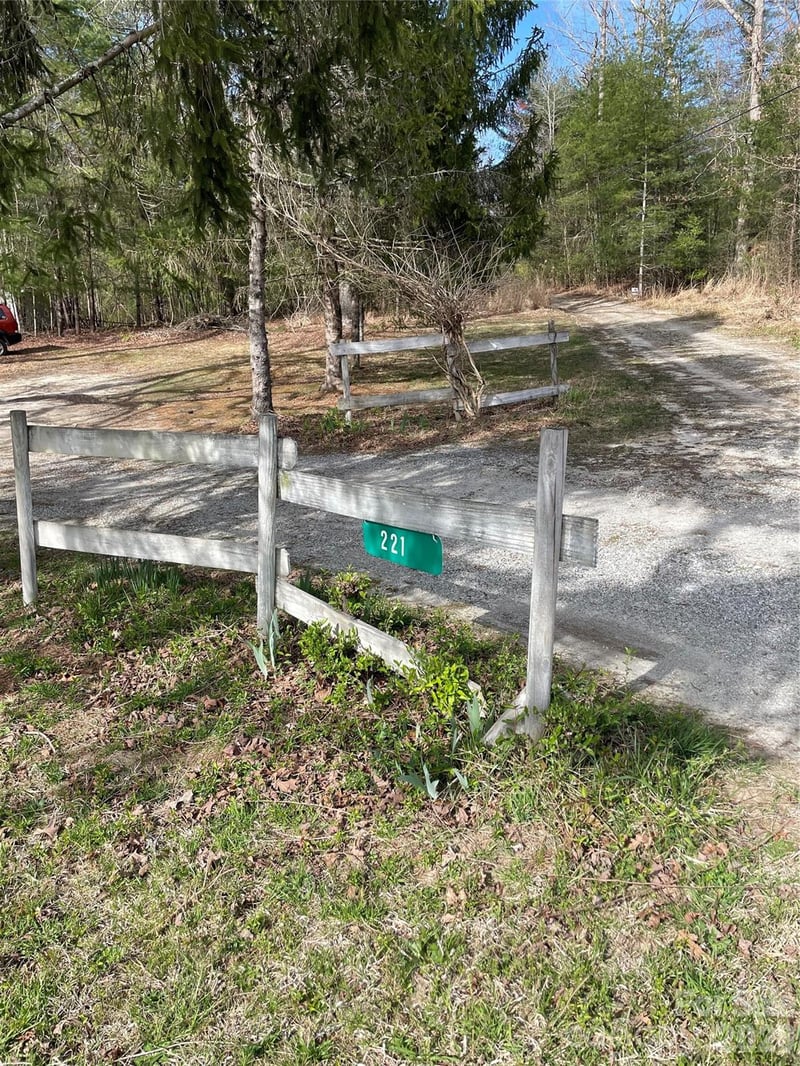 221 Old Sunset Hill Rd, Hendersonville, NC 28792