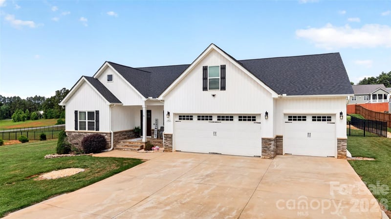 192 Staffordshire Dr, Statesville, NC 28625