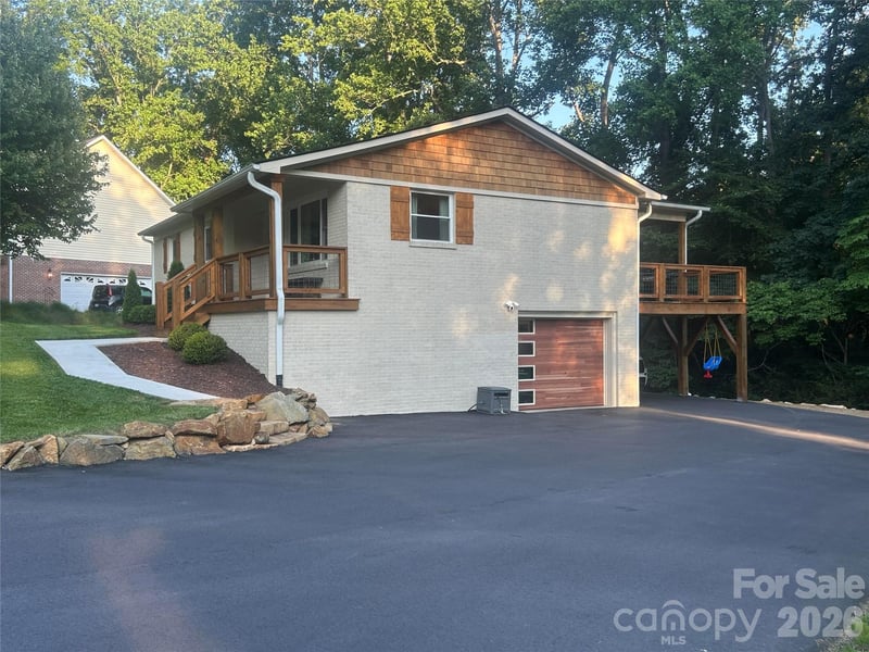 10 Oakwood Dr, Weaverville, NC 28787