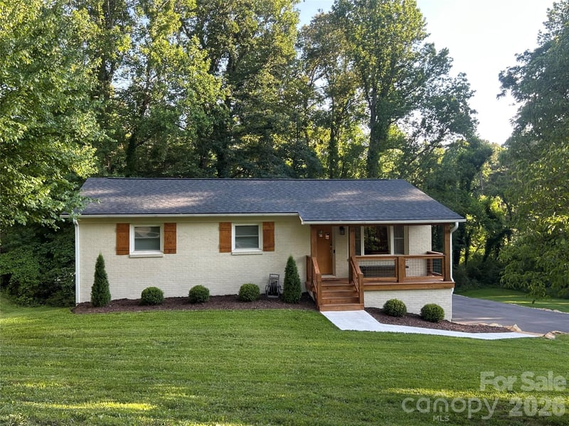 10 Oakwood Dr, Weaverville, NC 28787
