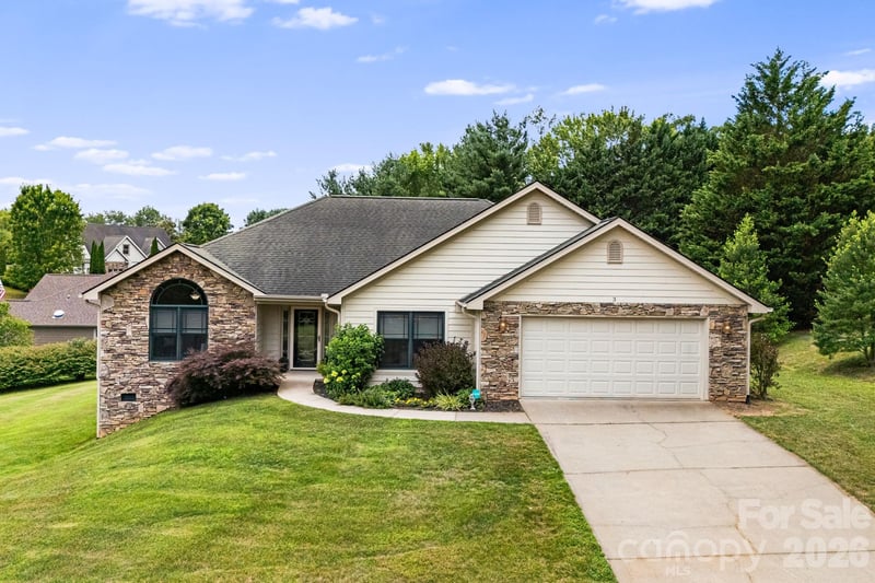 3 Bombay Ct, Candler, NC 28715