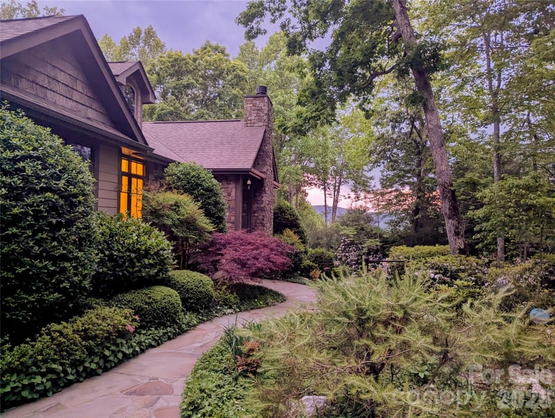76 Cummings Crest Dr, Hendersonville, NC 28739
