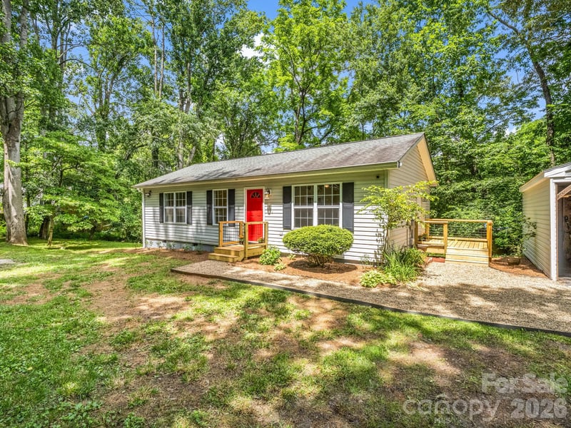 30 Lake Forest Ln, Hendersonville, NC 28739