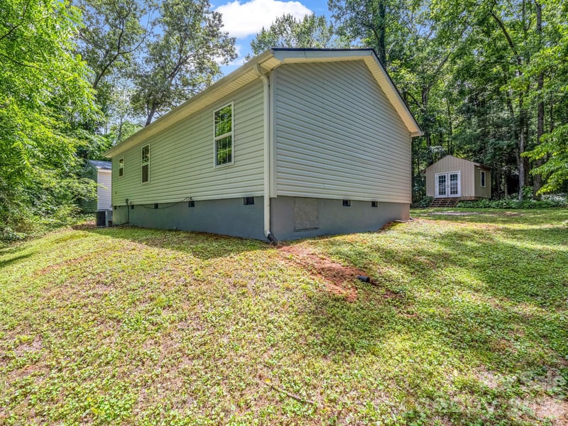 30 Lake Forest Ln, Hendersonville, NC 28739