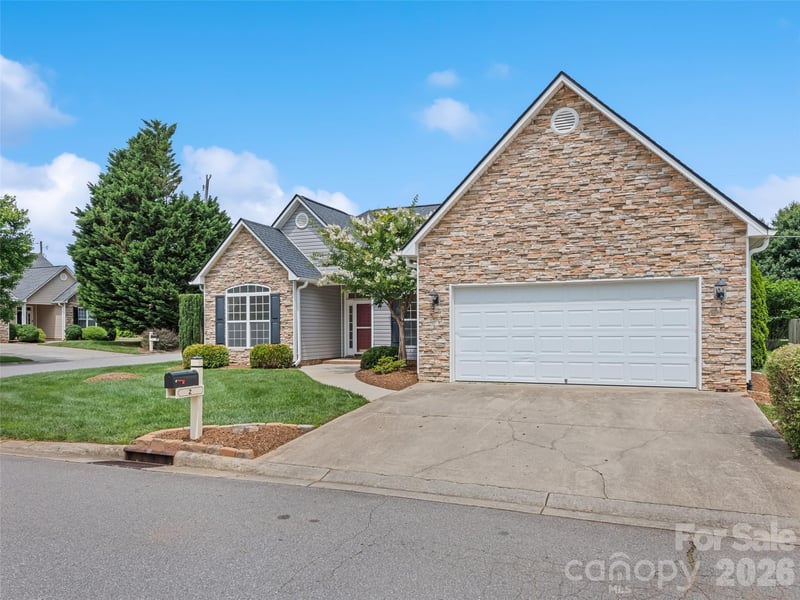 2 Thornwood Ct, Arden, NC 28704