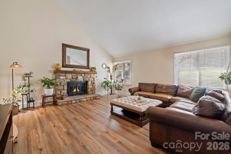350 21st Avenue Dr, Hickory, NC 28601
