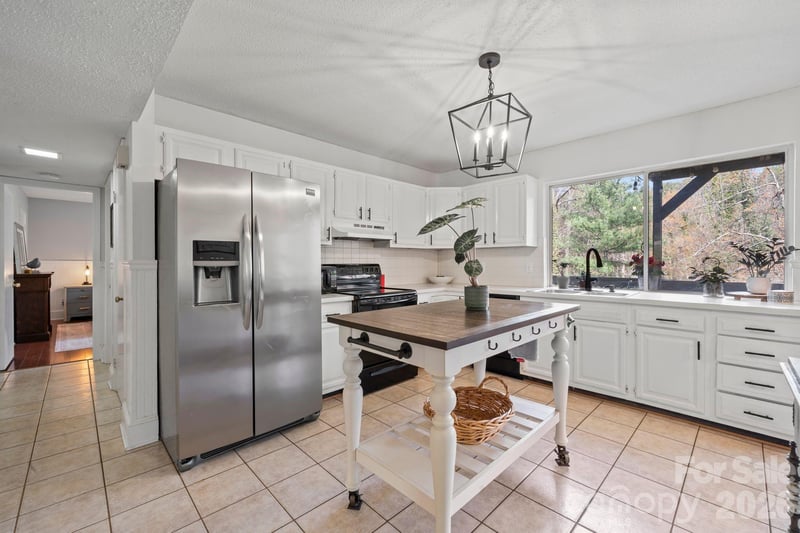 350 21st Avenue Dr, Hickory, NC 28601