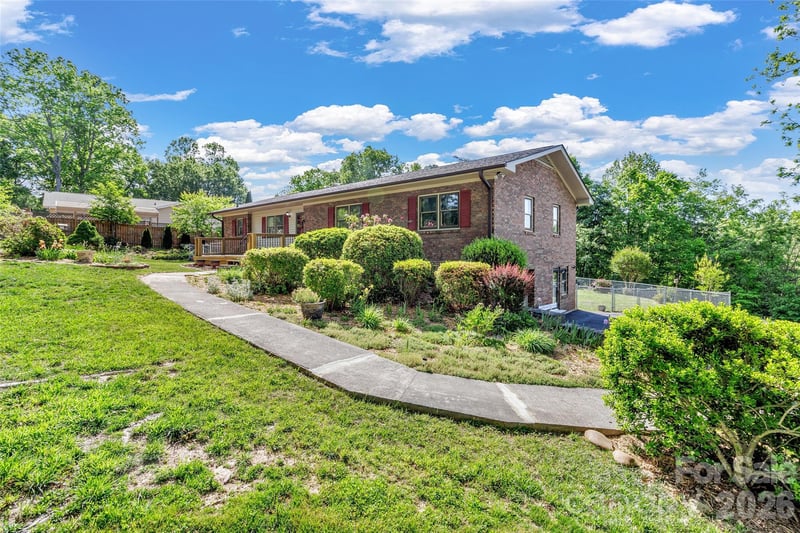 38 Chadwick Wade Dr, Asheville, NC 28804