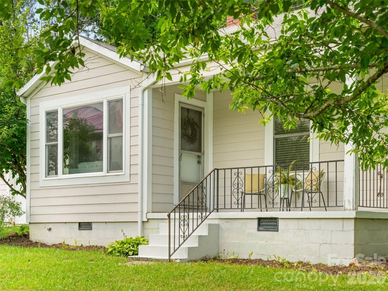 25 Nesbitt St, Waynesville, NC 28786