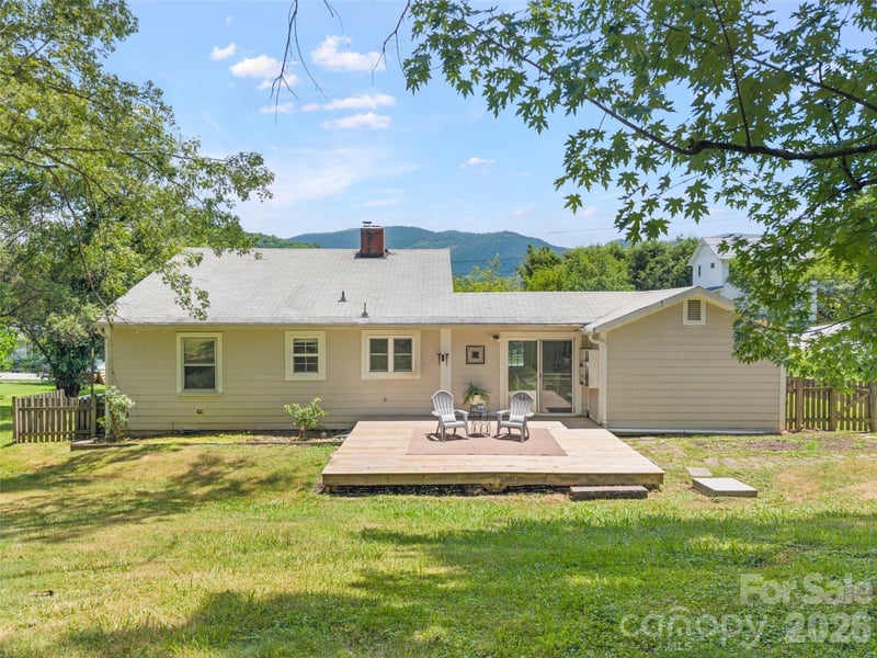 25 Nesbitt St, Waynesville, NC 28786