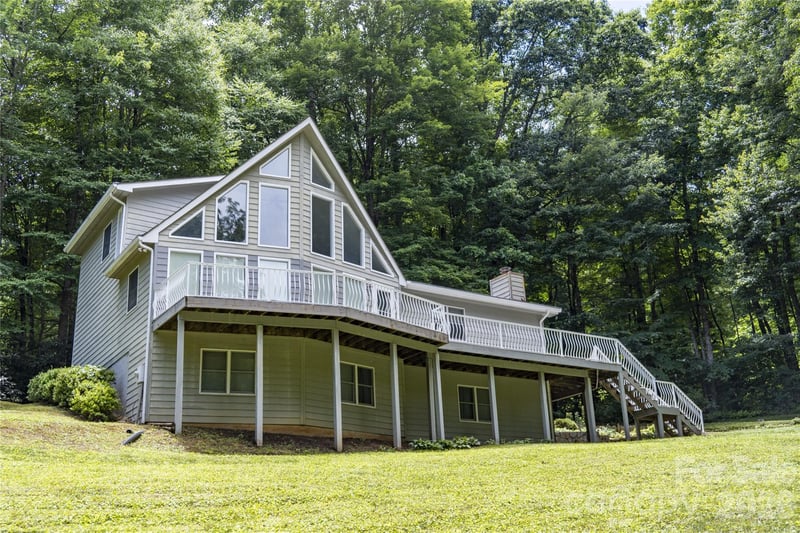 101 Friar Tuck Ln, Maggie Valley, NC 28751