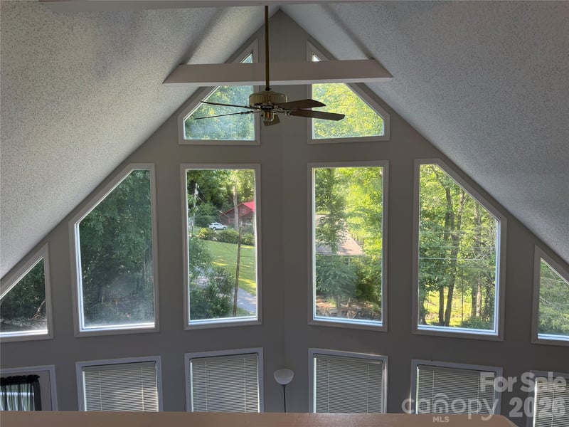 101 Friar Tuck Ln, Maggie Valley, NC 28751