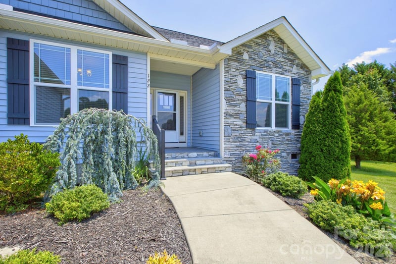 122 Cheraw Ln, Flat Rock, NC 28731
