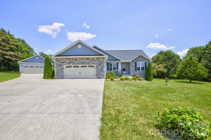 122 Cheraw Ln, Flat Rock, NC 28731
