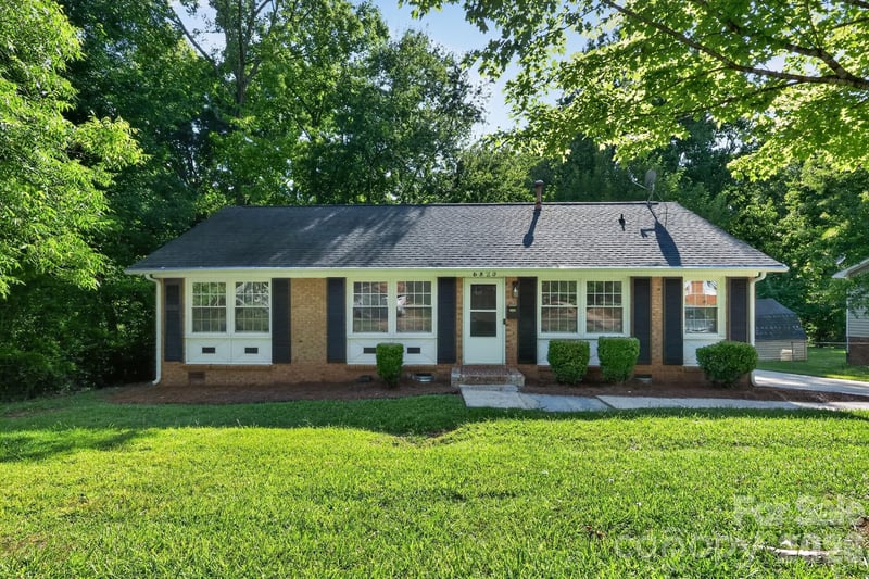 6820 Barrington Dr, Charlotte, NC 28215