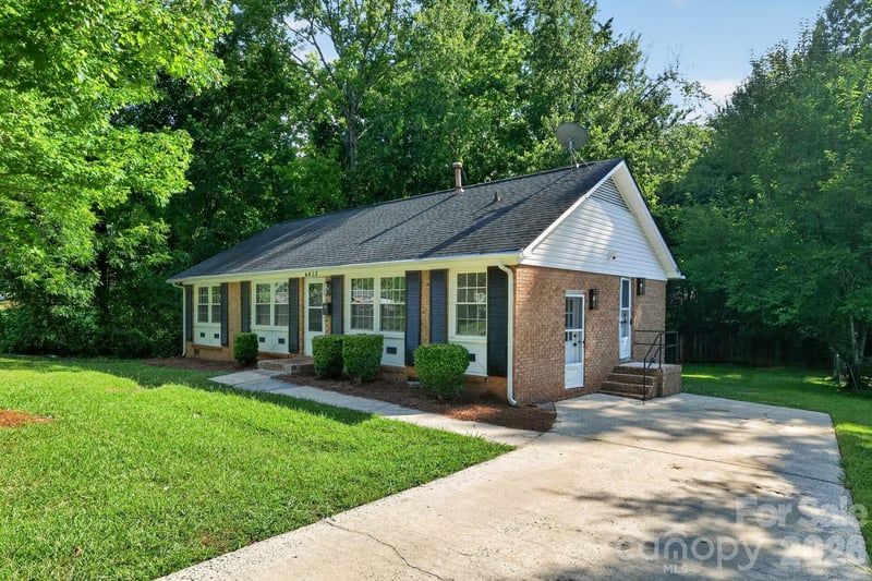 6820 Barrington Dr, Charlotte, NC 28215