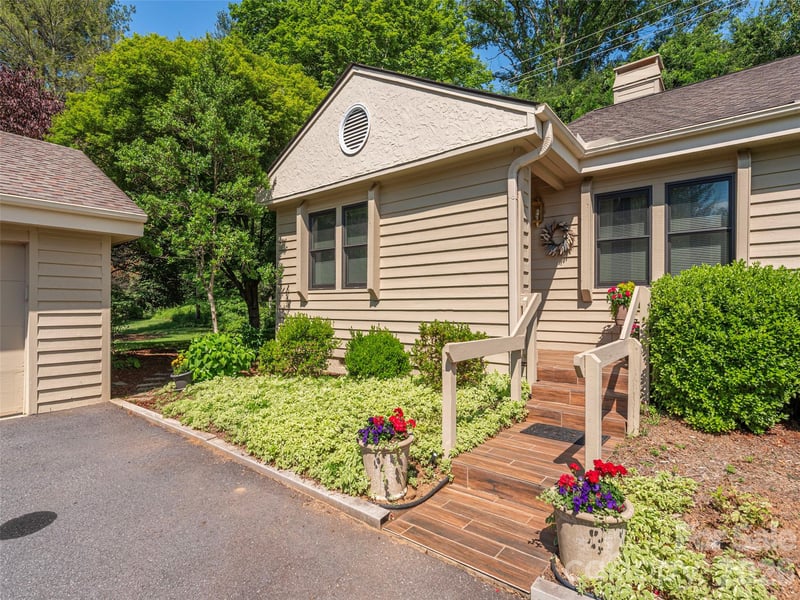 3201 Saint Augustine Pl, Asheville, NC 28805