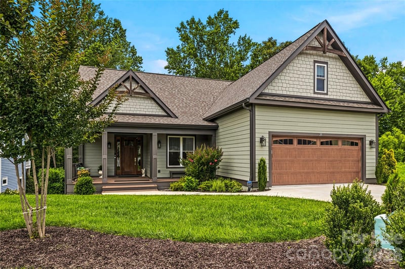 25 Williams Meadow Ct, Hendersonville, NC 28739