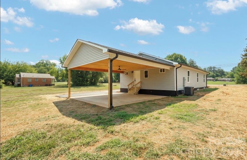 1810 E Greenbriar Rd, Statesville, NC 28677