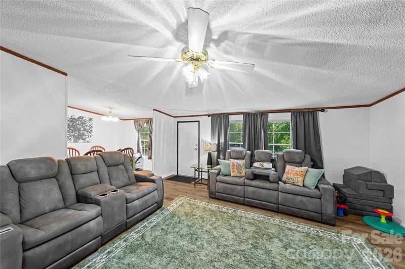 102 Sycamore Dr, Hickory, NC 28601