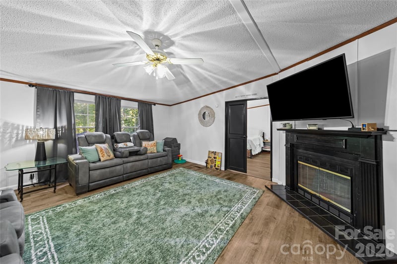 102 Sycamore Dr, Hickory, NC 28601