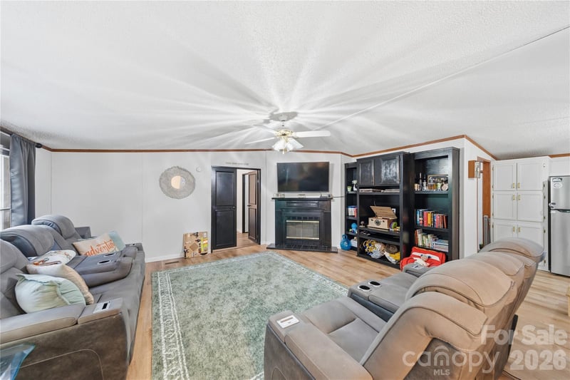 102 Sycamore Dr, Hickory, NC 28601