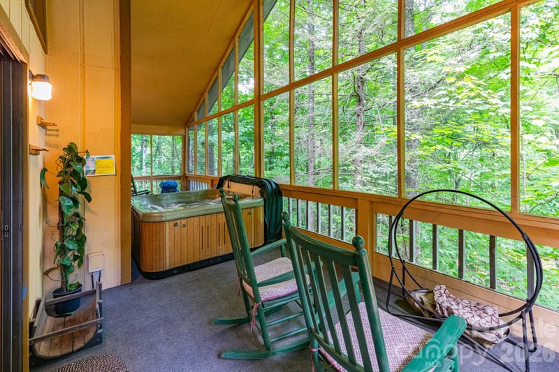 86 Mountain Rd, Maggie Valley, NC 28751