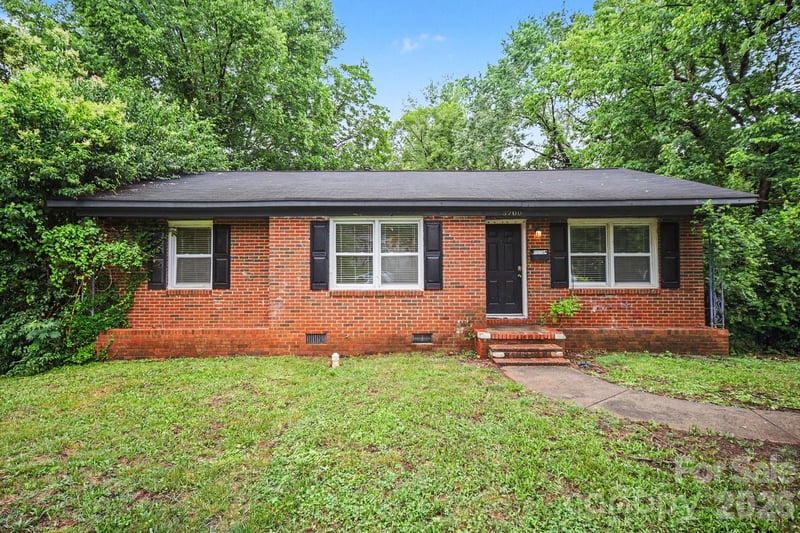 3700 Sargeant Dr, Charlotte, NC 28217