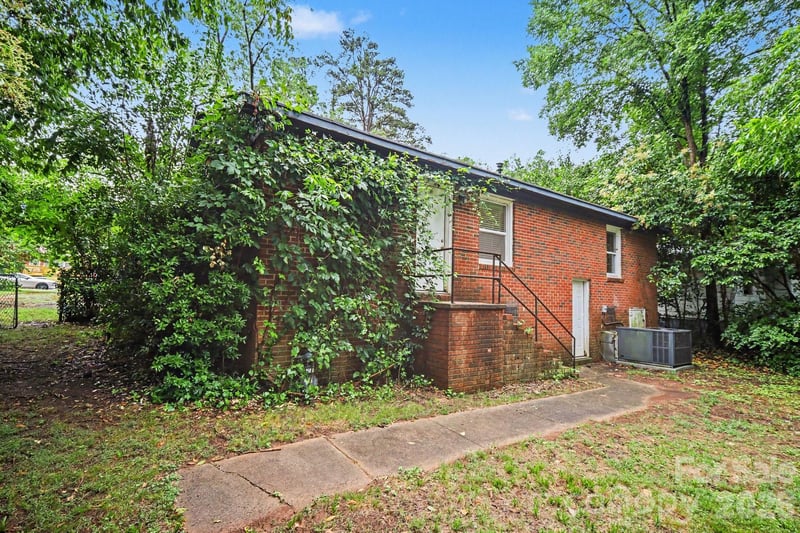 3700 Sargeant Dr, Charlotte, NC 28217