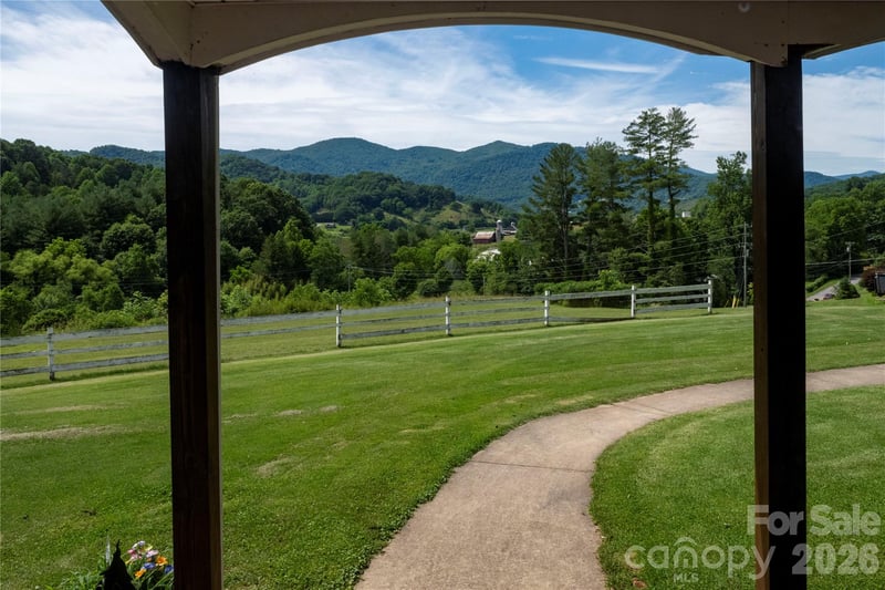 68 Hillside Terrace Dr, Waynesville, NC 28786