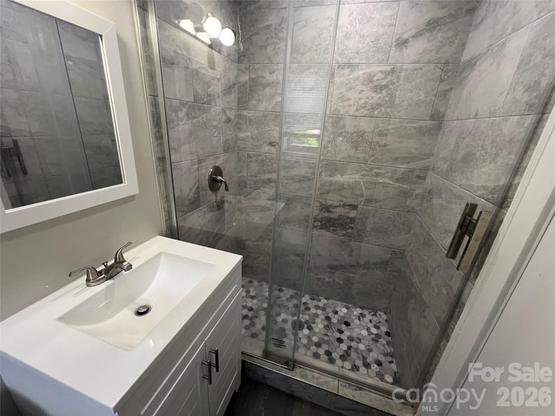 2171 6th St, Hickory, NC 28601