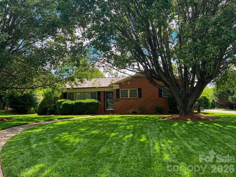 2171 6th St, Hickory, NC 28601