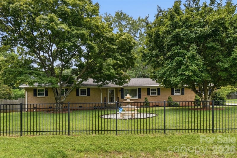 6108 Mallard Dr, Charlotte, NC 28227