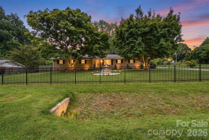 6108 Mallard Dr, Charlotte, NC 28227