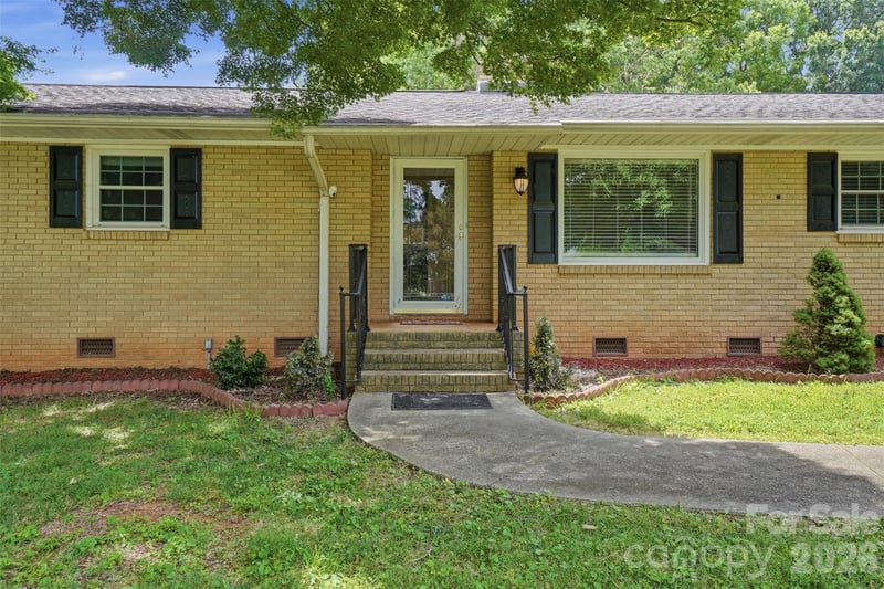 6108 Mallard Dr, Charlotte, NC 28227
