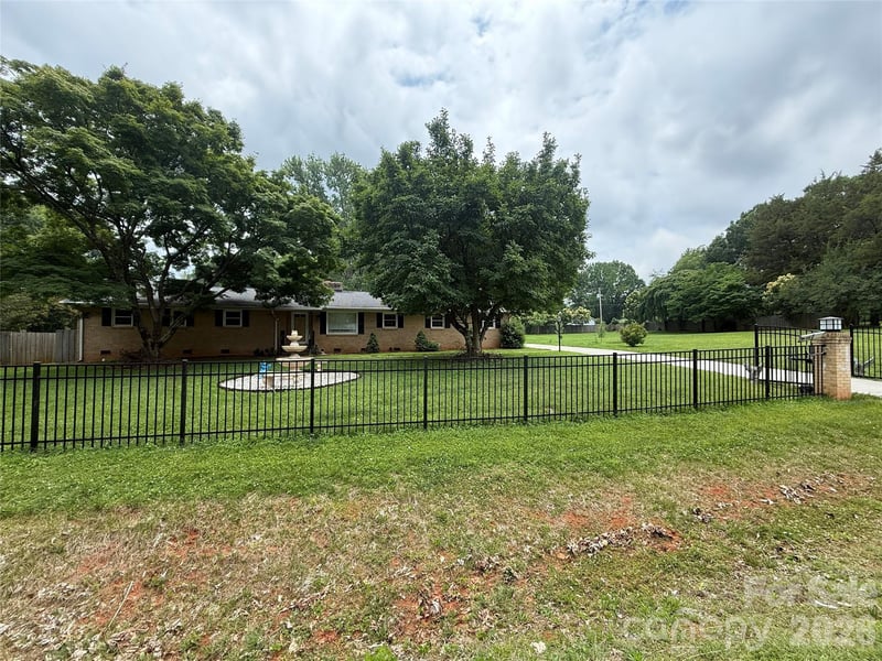 6108 Mallard Dr, Charlotte, NC 28227