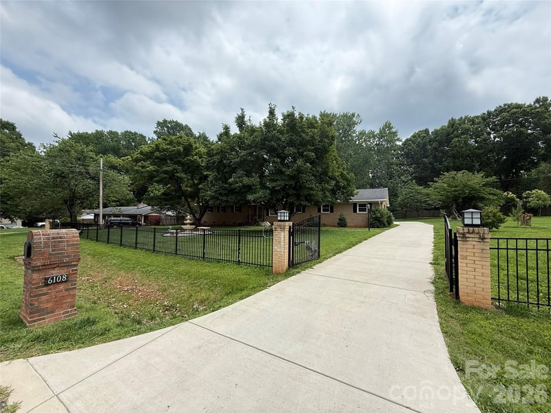 6108 Mallard Dr, Charlotte, NC 28227