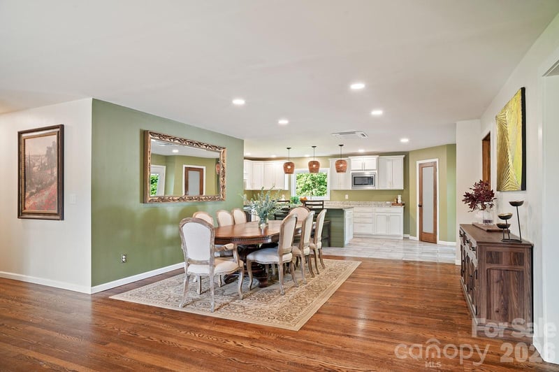 98 Pinecrest Ln, Hendersonville, NC 28739