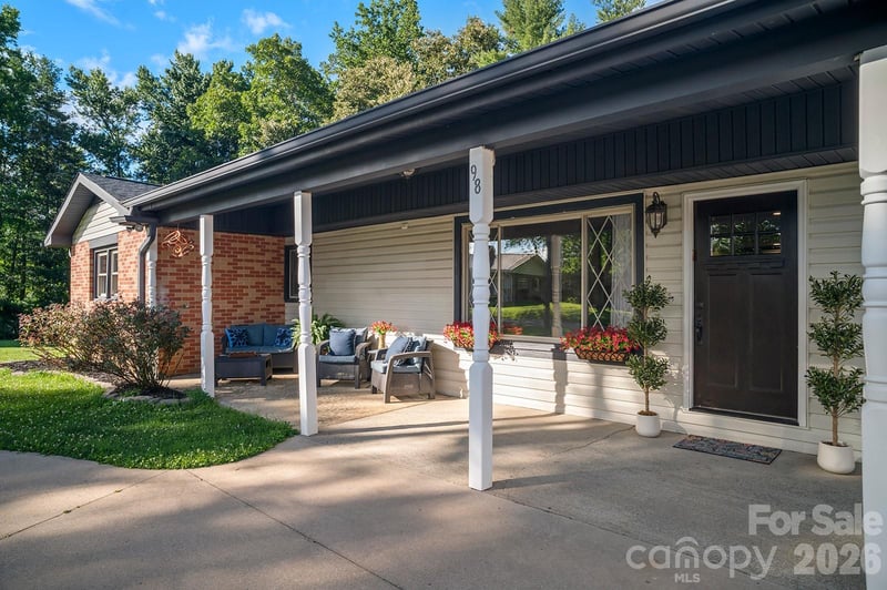 98 Pinecrest Ln, Hendersonville, NC 28739