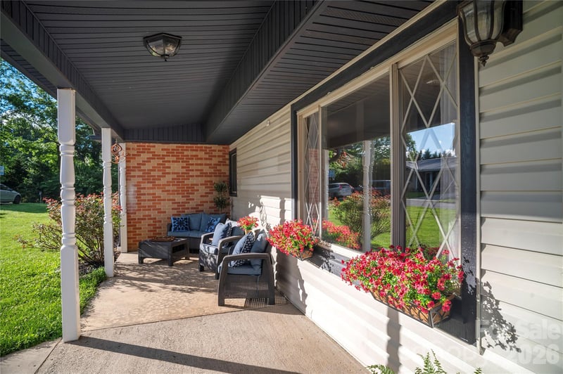 98 Pinecrest Ln, Hendersonville, NC 28739