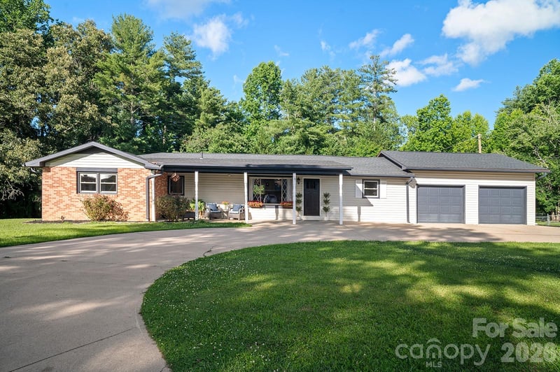 98 Pinecrest Ln, Hendersonville, NC 28739