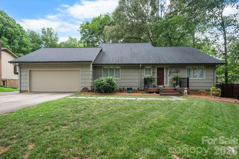 446 17th Avenue Dr, Hickory, NC 28601