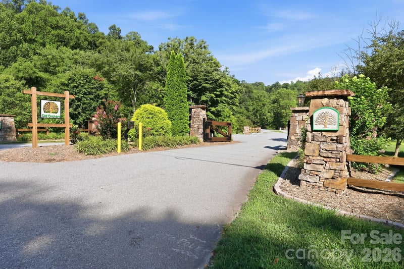 17 Sunny Morning Ct, Hendersonville, NC 28792