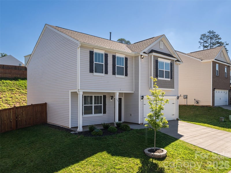 907 Newport Ct, Asheville, NC 28806